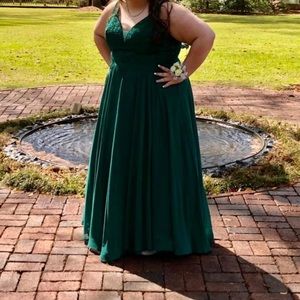this dress still has tags and hemmed for 5’5. it is a size 3xl or 20-22W